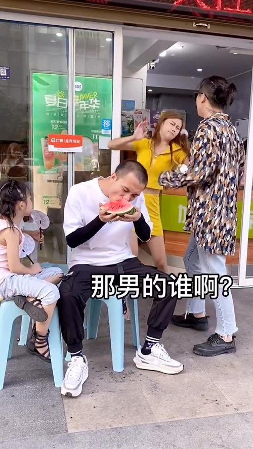 小情侣吵架吃瓜群众,吃瓜群众热议不断